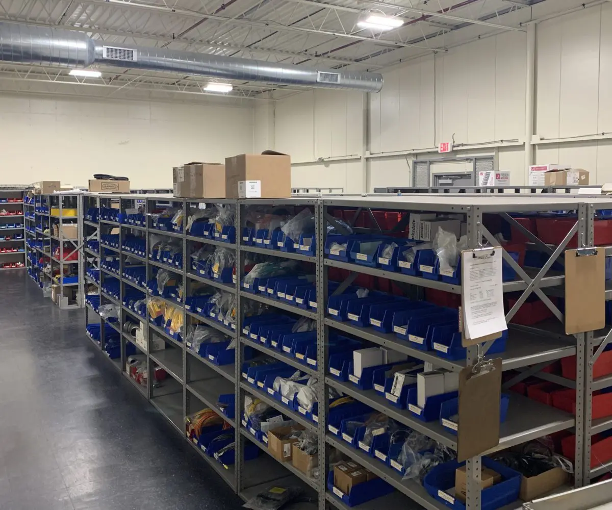 p1 A warehouse filled with lots of shelves and boxes.