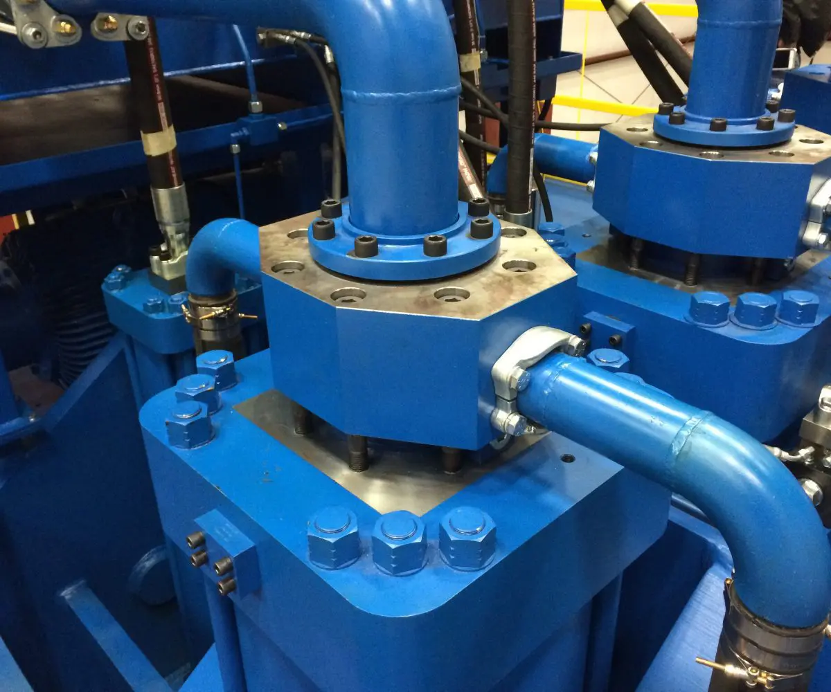 p3 A blue machine with pipes and valves on it.
